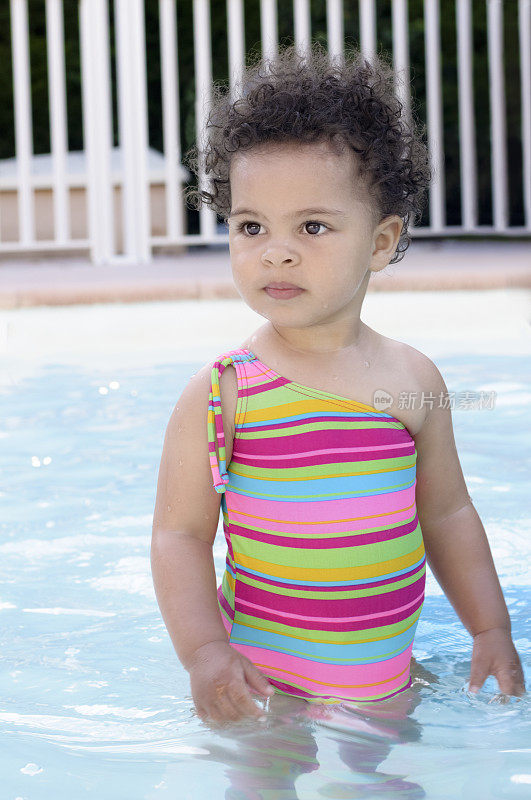 20个月大的女婴在游泳池里站立