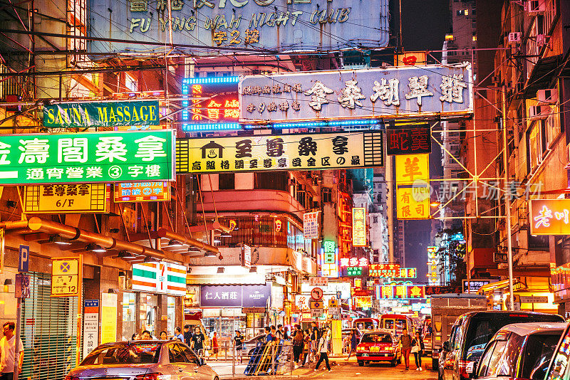 霓虹招牌的香港街景