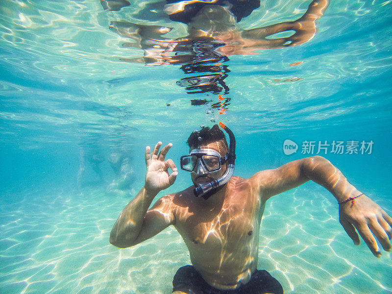 水下潜水冒险青年浮潜半青绿色海水泻湖