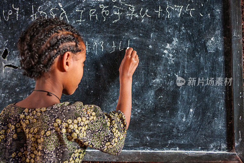 一个非洲小女孩正在学习阿姆哈拉语