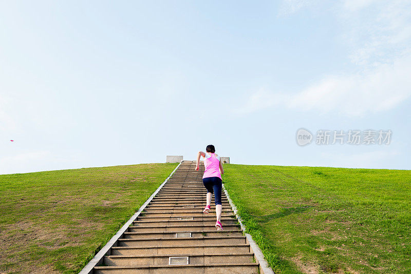 年轻女子在石阶前奔跑