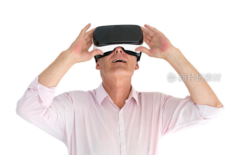 一位老人在尝试虚拟现实设备