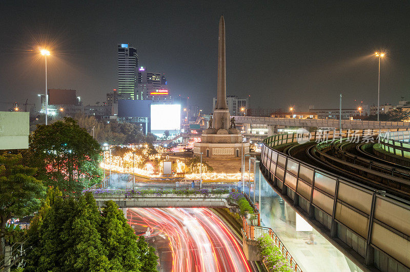 泰国曼谷胜利纪念碑和BTS夜间高架铁路