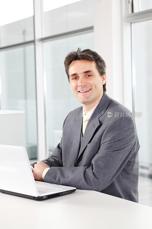 当代成功的商人坐在电脑前