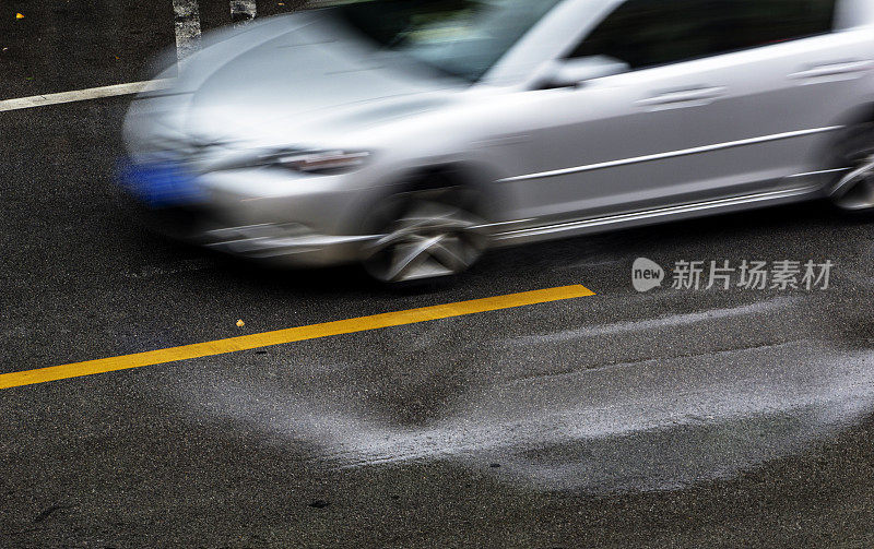 汽车在雨天的路上行驶