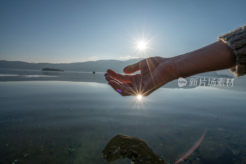 人们用手从湖中舀取淡水