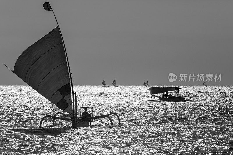阿米德的巴厘岛渔民和帆船在海上