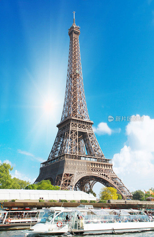 巴黎塞纳河沿岸的埃菲尔铁塔
