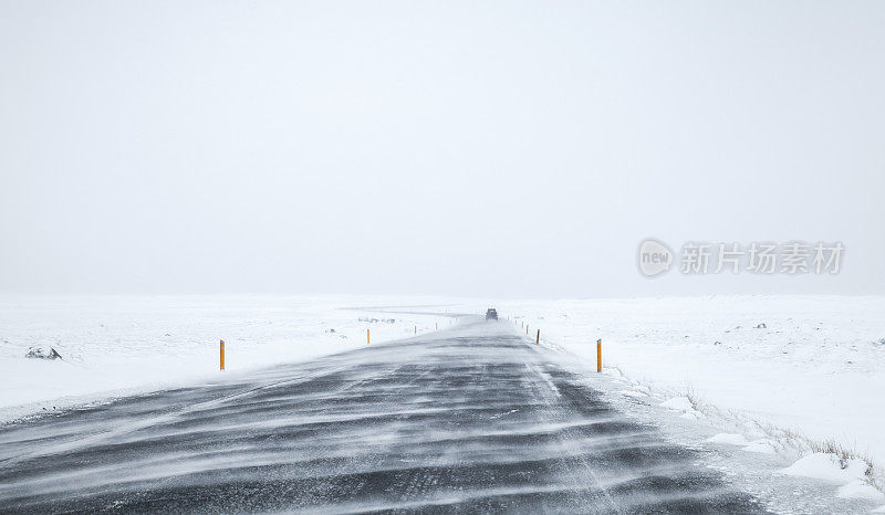 路被雪覆盖，冬天风景空旷