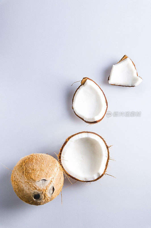 在白色背景上孤立的椰子碎片收集