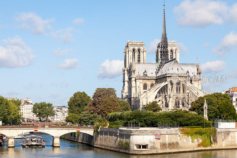 巴黎圣母院和塞纳河在左边