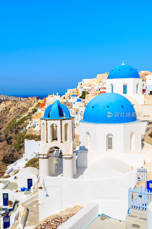 希腊圣托里尼岛伊亚村著名的白色教堂蓝色穹顶