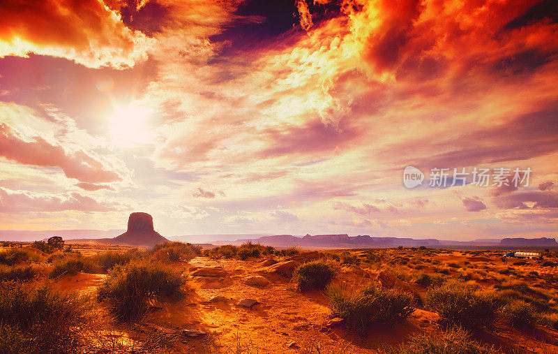 在美国亚利桑那州的纪念碑谷国家公园，令人惊叹的日落景观，多云和戏剧性的天空