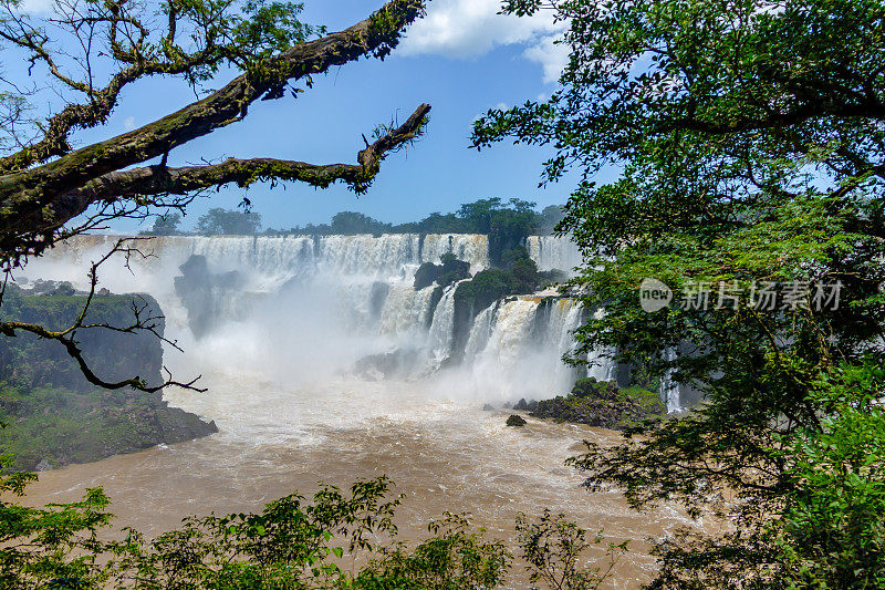 伊瓜苏瀑布从阿根廷一侧-巴西和阿根廷边境