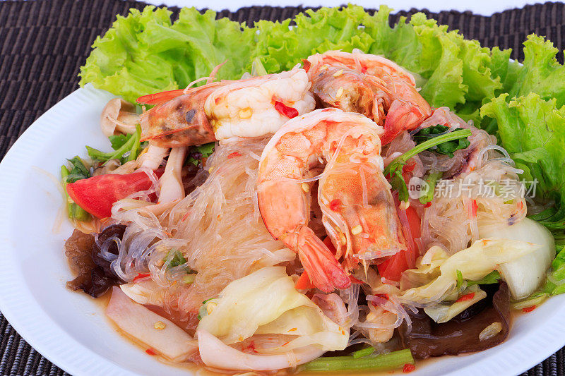 香辣海鲜沙拉。泰国海鲜沙拉和香料。