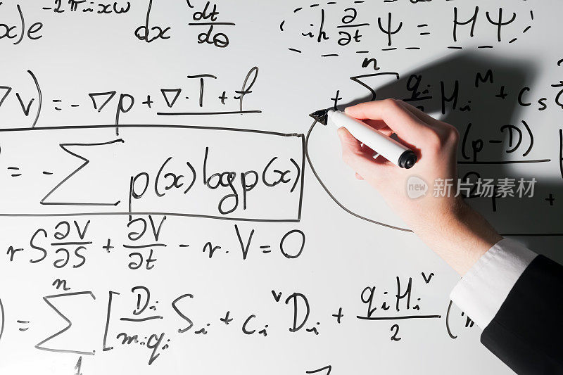 在白板上写复杂数学公式的人。数学和科学