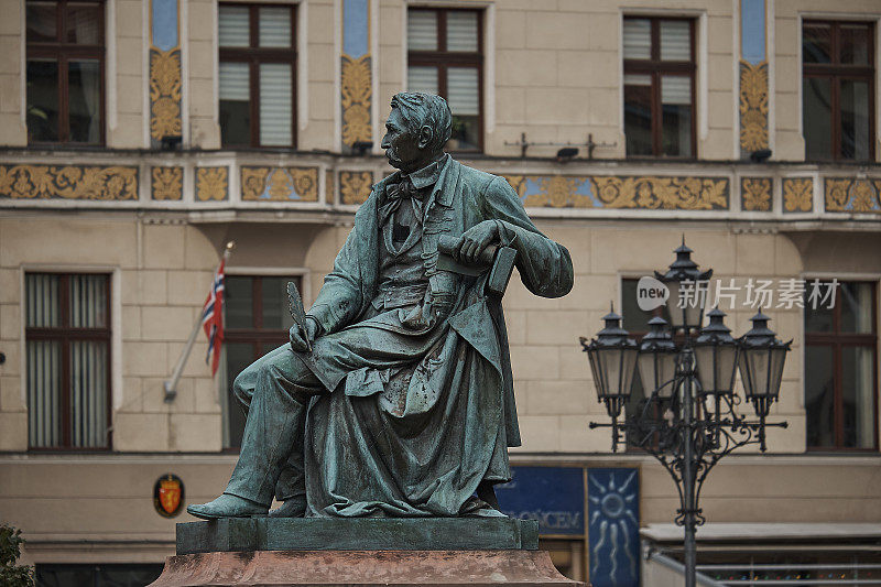 波兰著名作家亚历山大·弗雷德罗的新古典主义青铜雕像，1897年，由伦纳德·马可尼创作，波兰下西里西亚弗罗茨瓦夫的主要市场广场