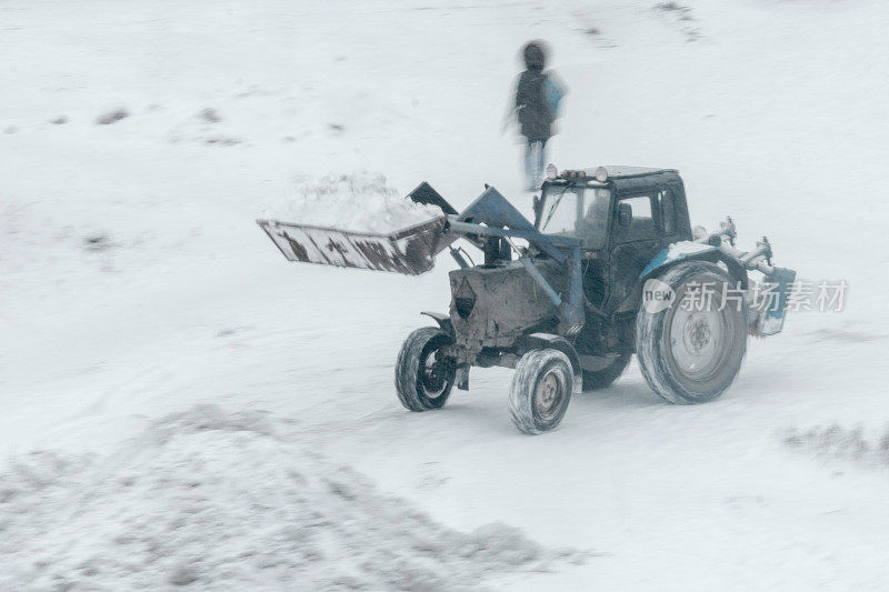 拖拉机清理街道积雪