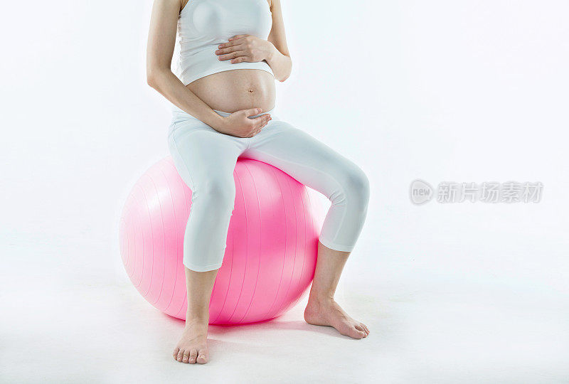 孕妇坐在健身球上