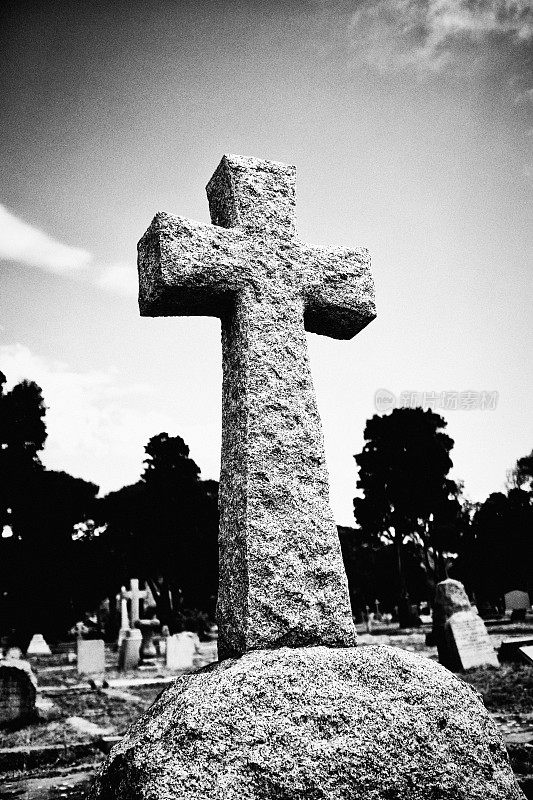 墓地中粗糙的十字架