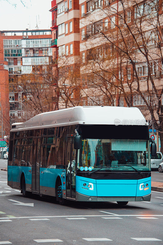 马德里的蓝色巴士