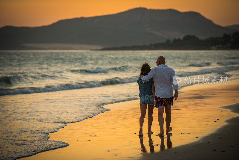 父亲和女儿在海上散步
