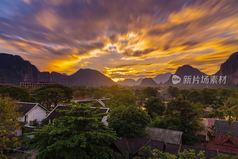 长曝光的景观视图全景日落在万荣，老挝。