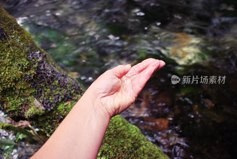 淡水水概念;玻璃水瓶与河流背景