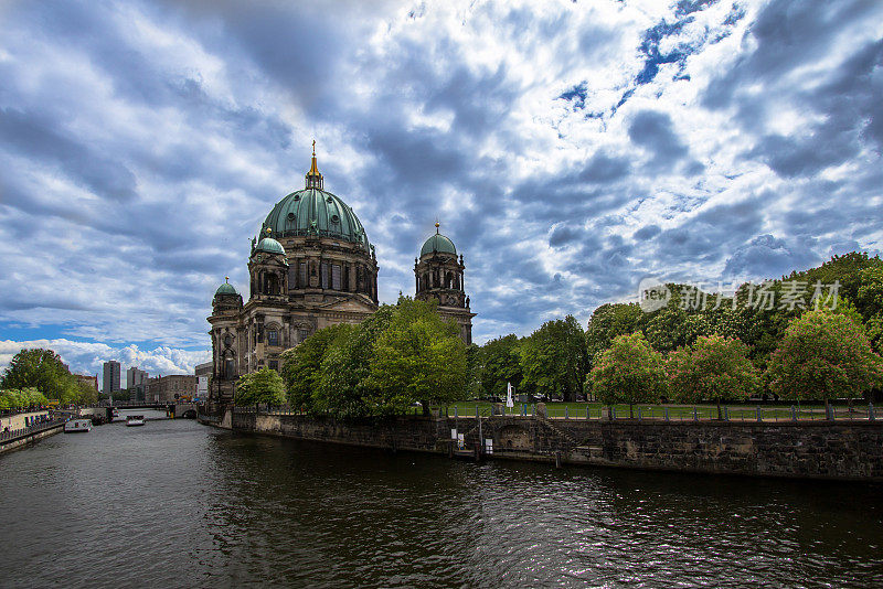 施普雷河和柏林大教堂，德国柏林