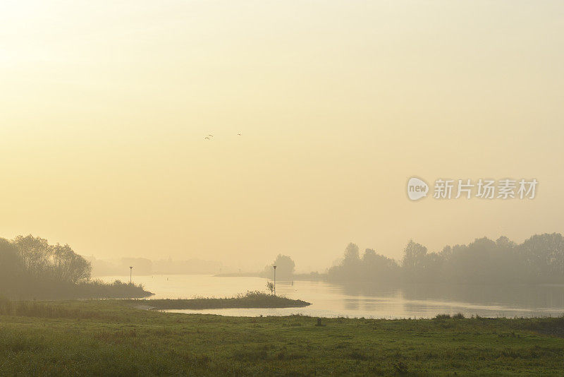 在一个美丽的秋天早晨，日出在IJssel河