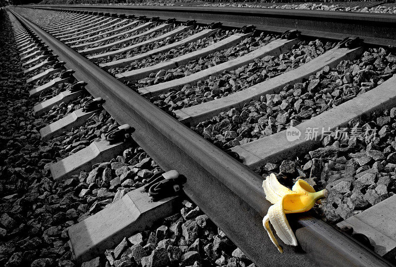 火车上的香蕉皮。”火车破坏的