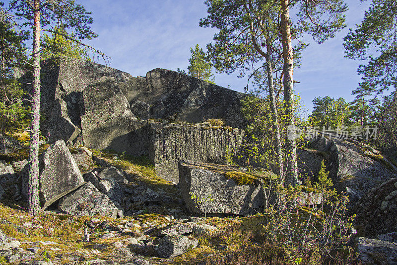 俄罗斯卡累利阿拉多加石窟的废弃采石场。