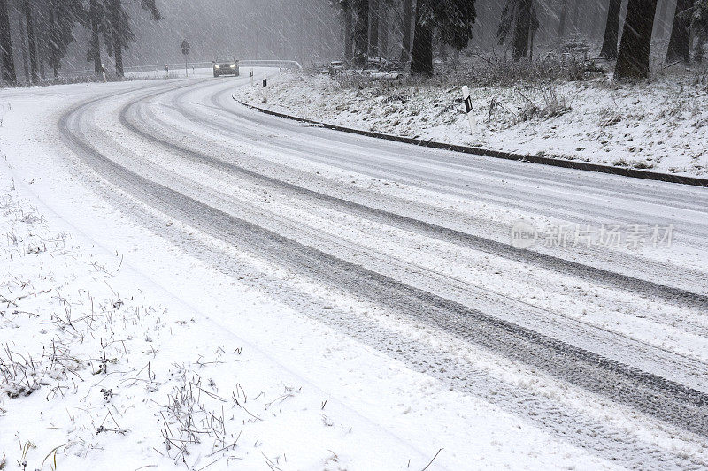 积雪覆盖的道路-冬季驾驶状况