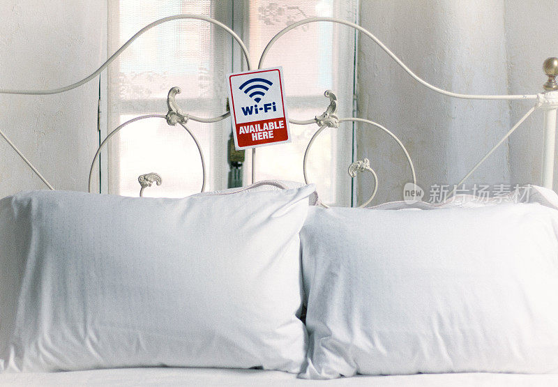 古董白铁床上的“Wi-Fi可用”标志