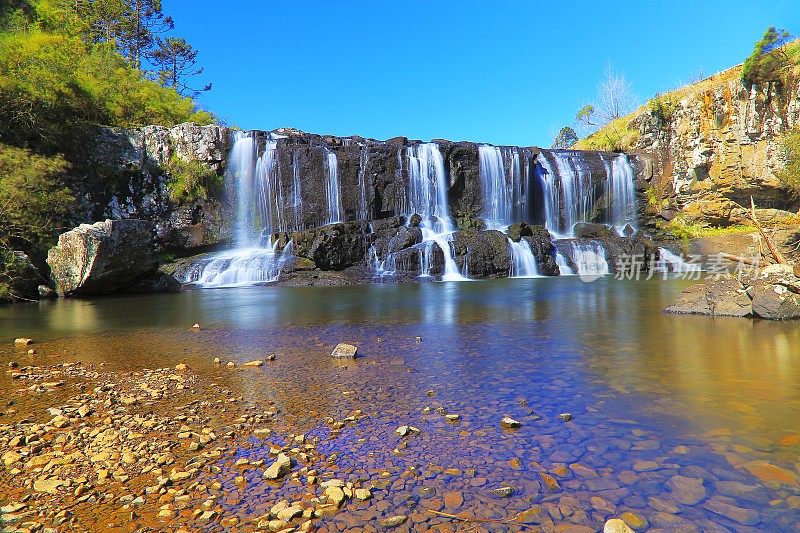 瀑布因长时间曝光而模糊，田园诗般的风景-格兰多，大南州-巴西南部