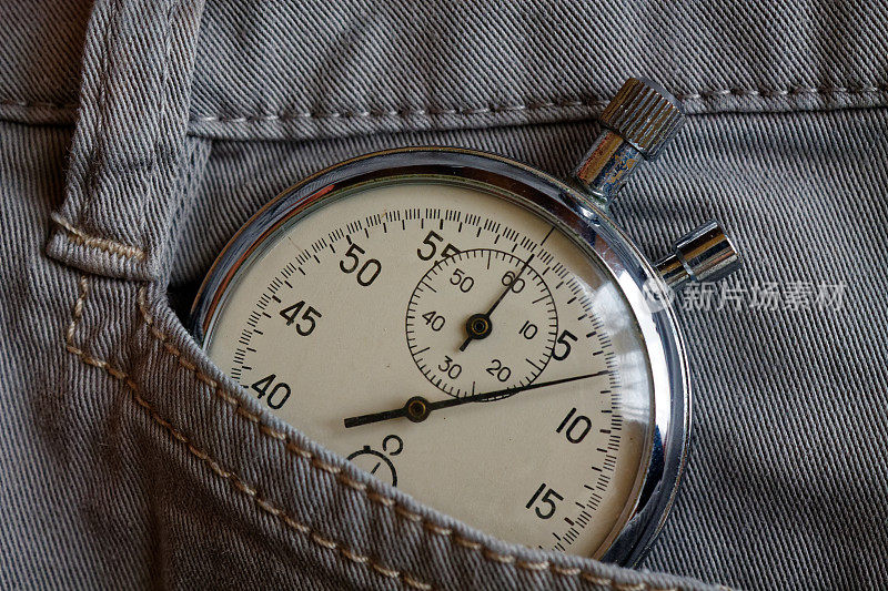 古董秒表，在白色牛仔口袋，价值计量时间，老时钟箭头分，秒精确计时器记录