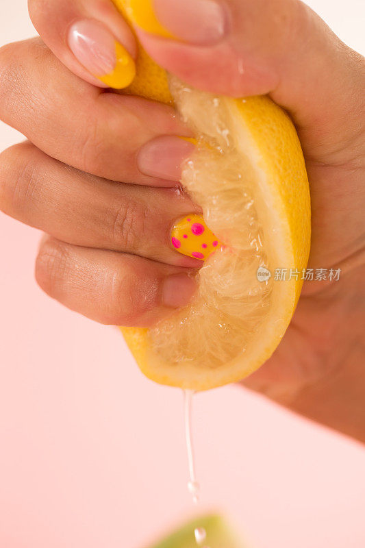 用抛光的指甲挤柠檬汁