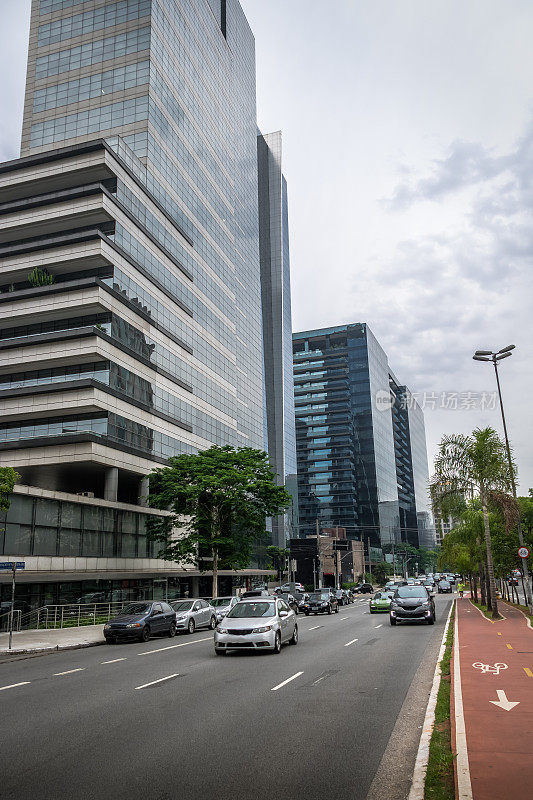 位于巴西圣保罗金融区法利亚利马大道的建筑物