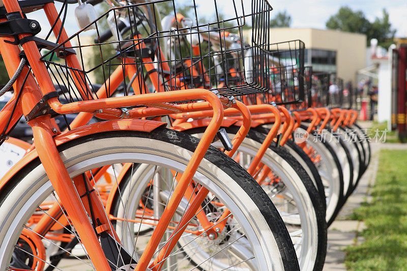 橙色的城市自行车。