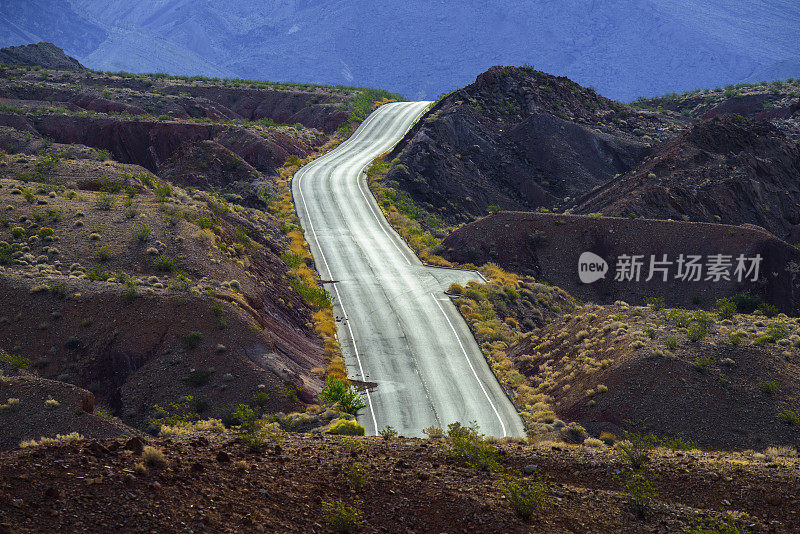 沙漠之路和红岩