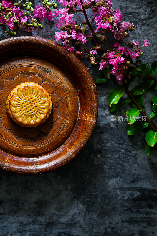 中国传统节日中秋月饼和鲜花
