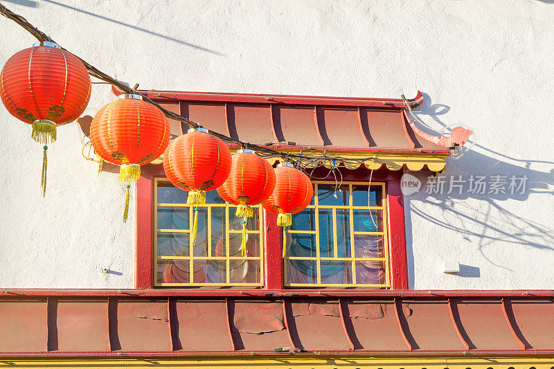 传统的中国窗户和灯笼在唐人街在一个古老的建筑。