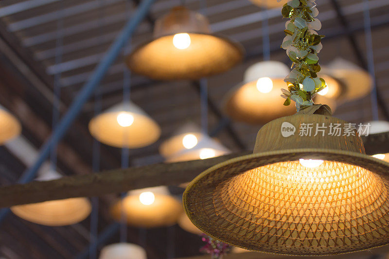 由农民竹帽制成的经典灯具，悬挂在天花板上