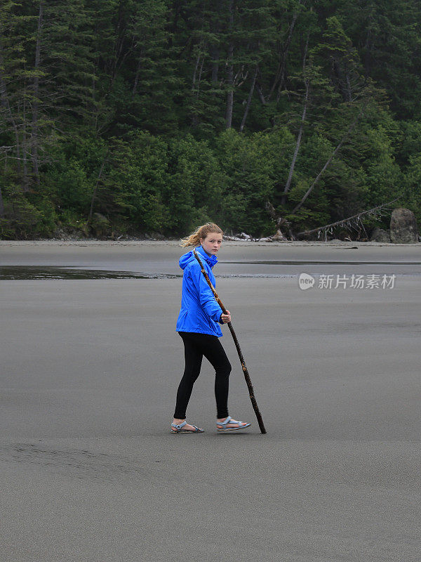 女性徒步旅行者，手杖，奥林匹克海岸线，华盛顿