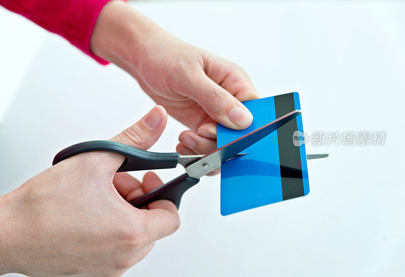 女人用手剪信用卡
