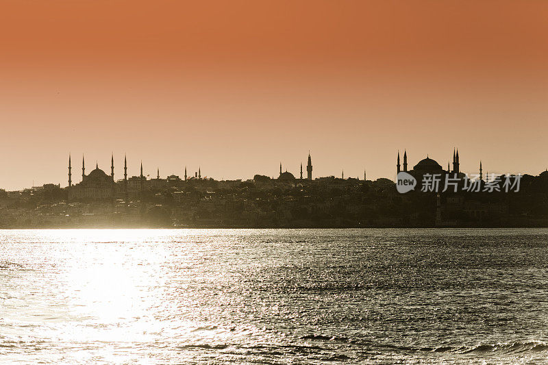 历史上的苏丹艾哈迈德蓝色清真寺和圣索菲亚教堂纪念碑剪影博斯普鲁斯在土耳其伊斯坦布尔