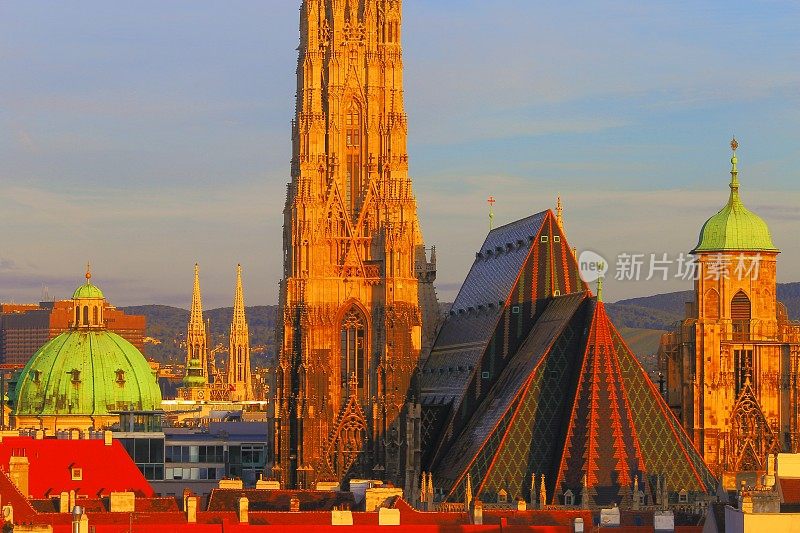 维也纳城市景观和圣斯蒂芬大教堂屋顶，日落时城市天际线-维也纳，奥地利