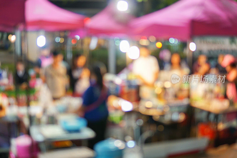 夜景模糊的街头小吃。泰国多彩的夜市。模糊的背景。