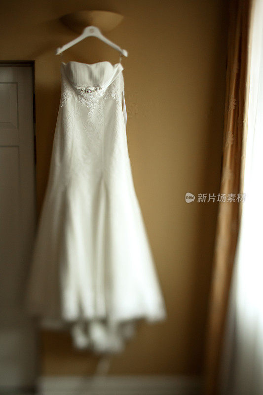 豪华的婚纱早上挂在房间里
