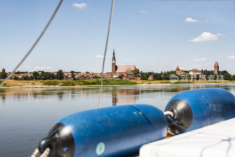 在德国萨克森-安哈尔特易北河的野生景观中探险，Tangermünde